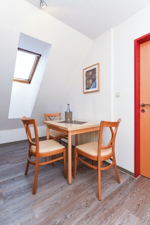 Dining - Quietly located yet central apartment directly on the North Sea coast. (Esens)