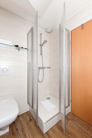 Douche, sĂšche-cheveux, serviettes fournies, savon