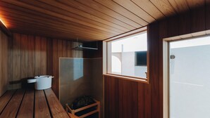 Un intérieur en bois avec un banc, une fenêtre et une porte.