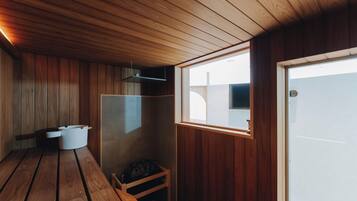 Deluxe Suite, Lanai, Garden View | Interior