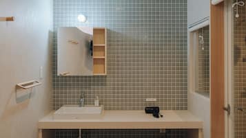 Deluxe Suite, Lanai, Garden View | Bathroom