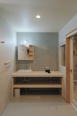 Deluxe Suite, Lanai, Garden View | Bathroom