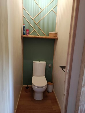 Haartrockner, Handtücher, Seife, Toilettenpapier