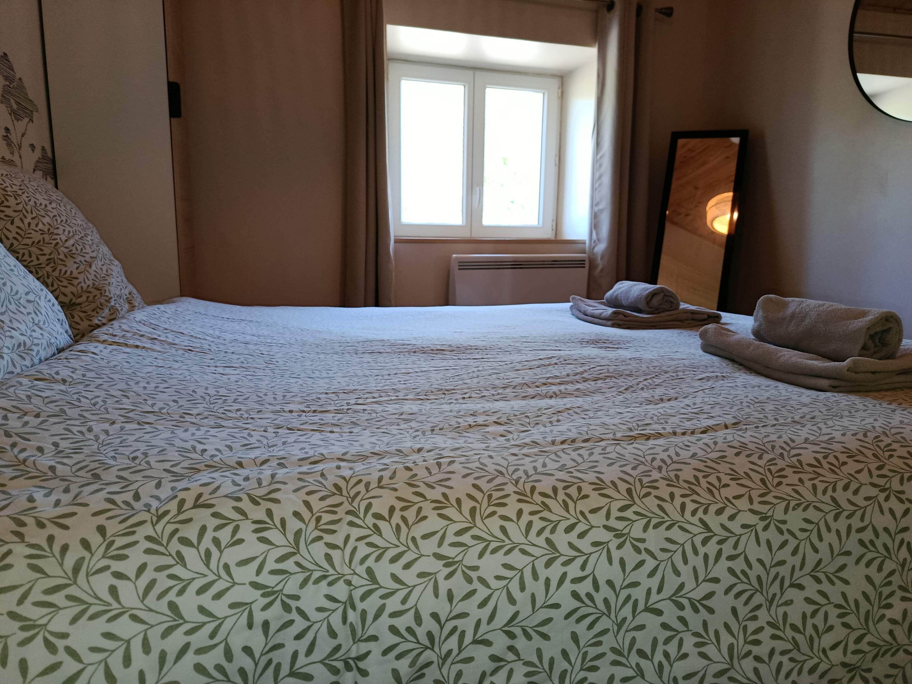 2 bedrooms, iron/ironing board, travel cot, WiFi