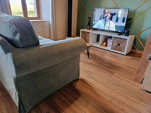 Living area - Vrbo Property (Besse-et-Saint-Anastaise)