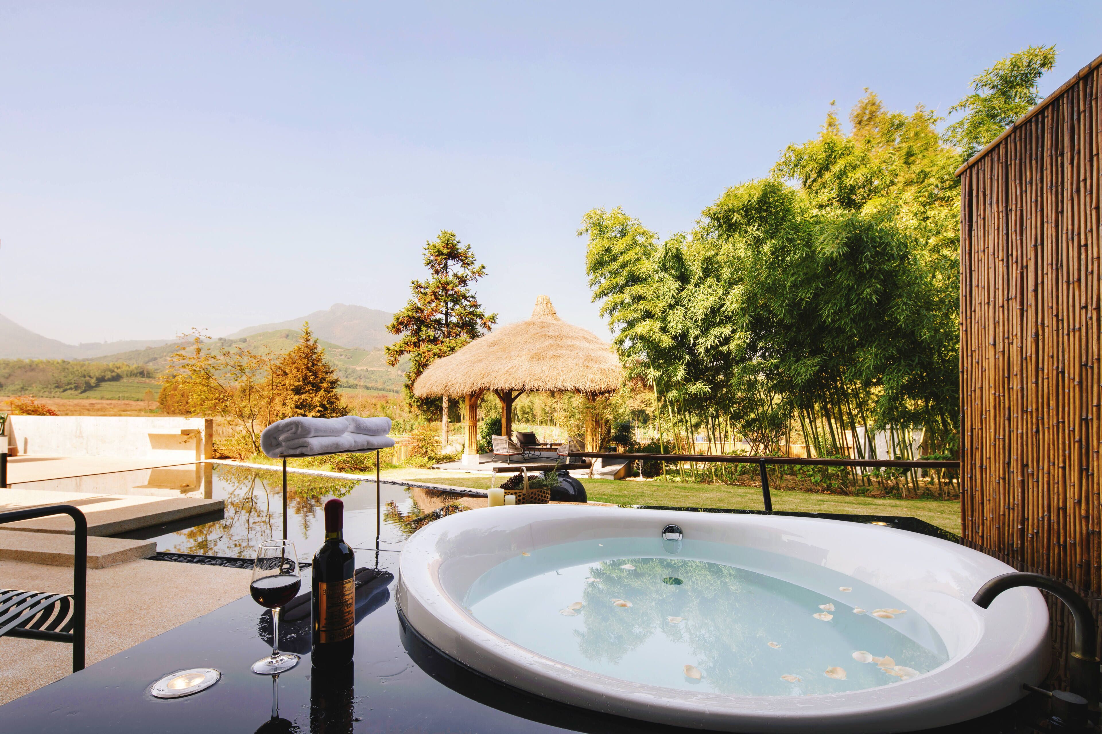 Outdoor spa tub