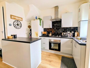 Private kitchen - 2 Bed House | 8 Mins to Leeds City Centre | High-speed WiFi & Free Parking (Leeds)