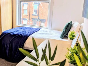 2 bedrooms, desk, iron/ironing board, free WiFi - 2 Bed House | 8 Mins to Leeds City Centre | High-speed WiFi & Free Parking (Leeds)