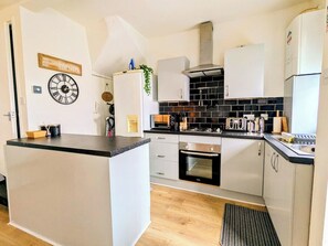 Private kitchen - Townhouse - 8 Mins from Leeds - Short & Long Stays (Leeds)