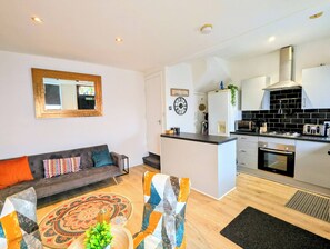 Interior - 2 Bed House | 8 Mins to Leeds City Centre | High-speed WiFi & Free Parking (Leeds)