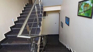 Eine Treppe mit Metallgeländern, die zu einer Empore führt.
