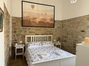 1 chambre, fer et planche à repasser, draps fournis