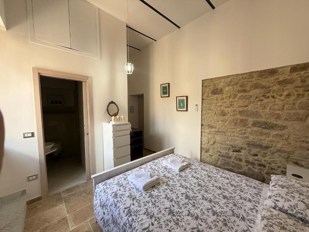 1 camera, ferro/asse da stiro, lenzuola