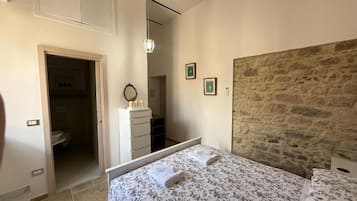 1 camera, ferro/asse da stiro, lenzuola