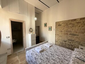 1 quarto, ferros/tábuas de passar roupa, roupa de cama