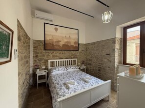 1 quarto, ferros/tábuas de passar roupa, roupa de cama