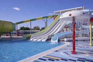 Un parque acuático con varias toboganes y una zona de piscina.