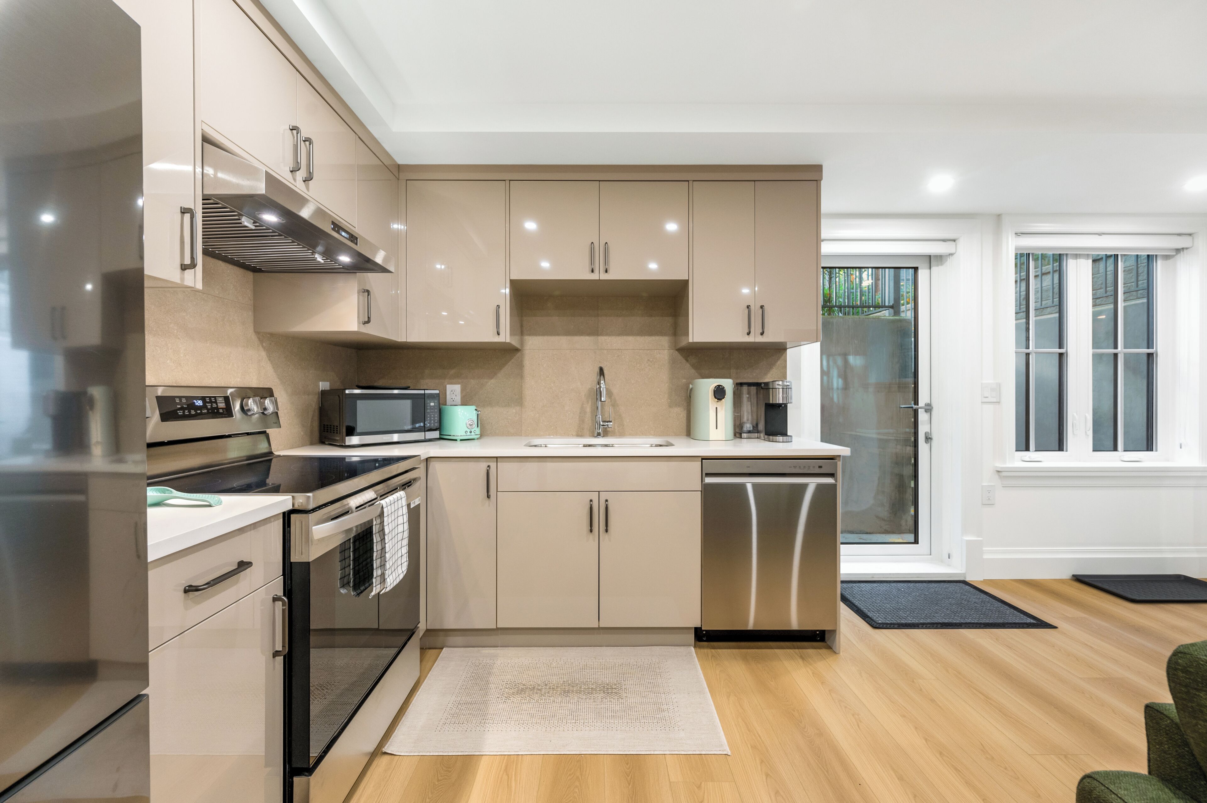 Coffee/tea maker, fridge, microwave, oven