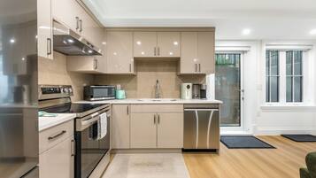 Coffee/tea maker, fridge, microwave, oven
