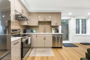 Refrigerador, microondas, horno y parrilla de estufa