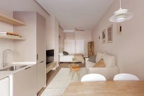 Un appartement moderne comprenant une cuisine, un coin repas et un salon.