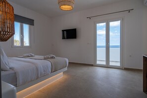 Ropa de cama de alta calidad y espacio para trabajar con laptop 