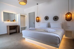 Ropa de cama de alta calidad y espacio para trabajar con laptop 
