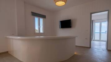 Superior Apartment, Beach View | Interior