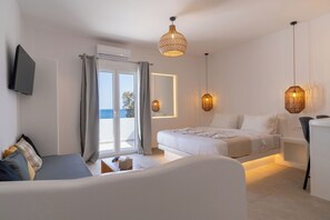 Ropa de cama de alta calidad y espacio para trabajar con laptop 
