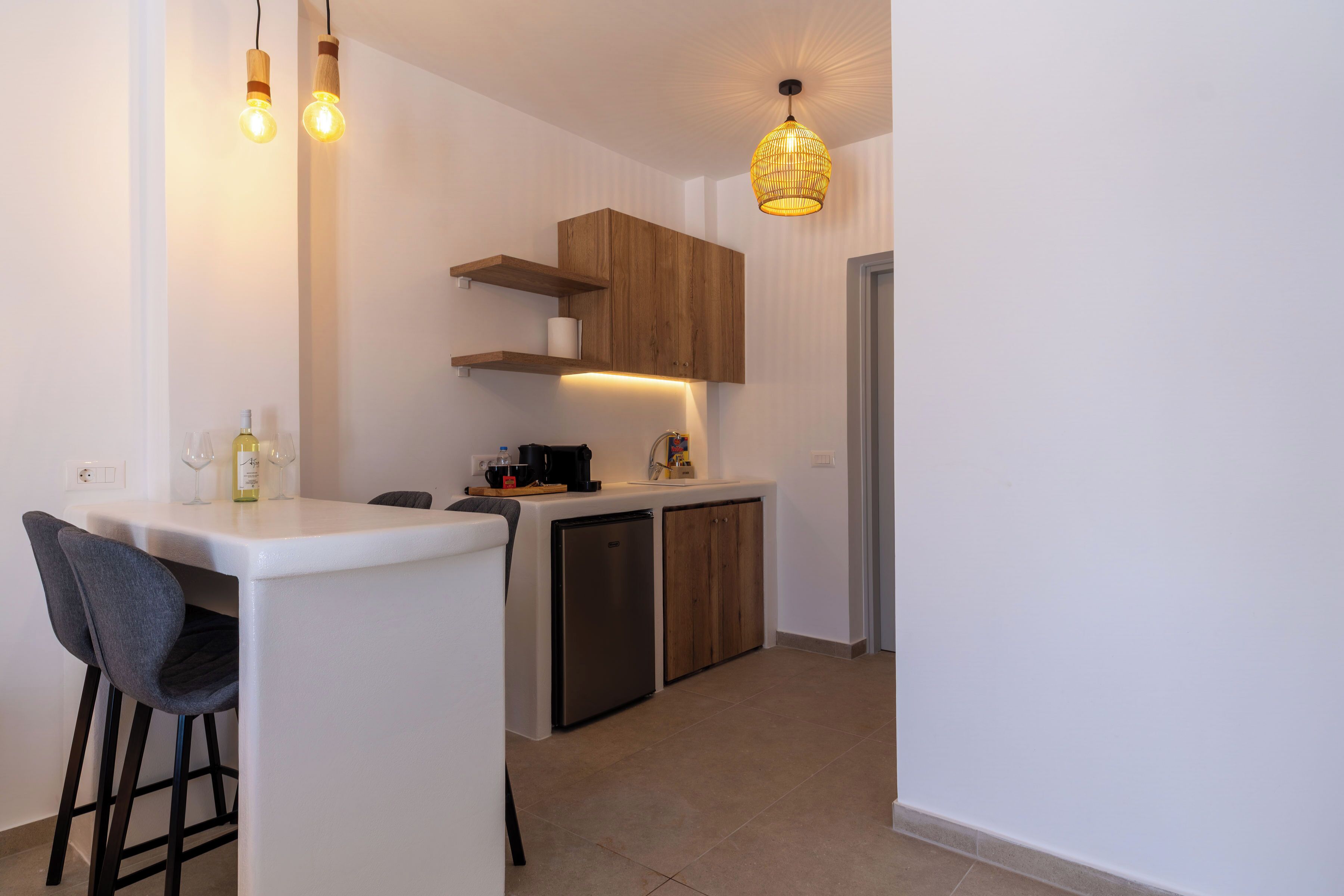Mini-Kühlschrank, Mikrowelle, Herdplatte, Espressomaschine