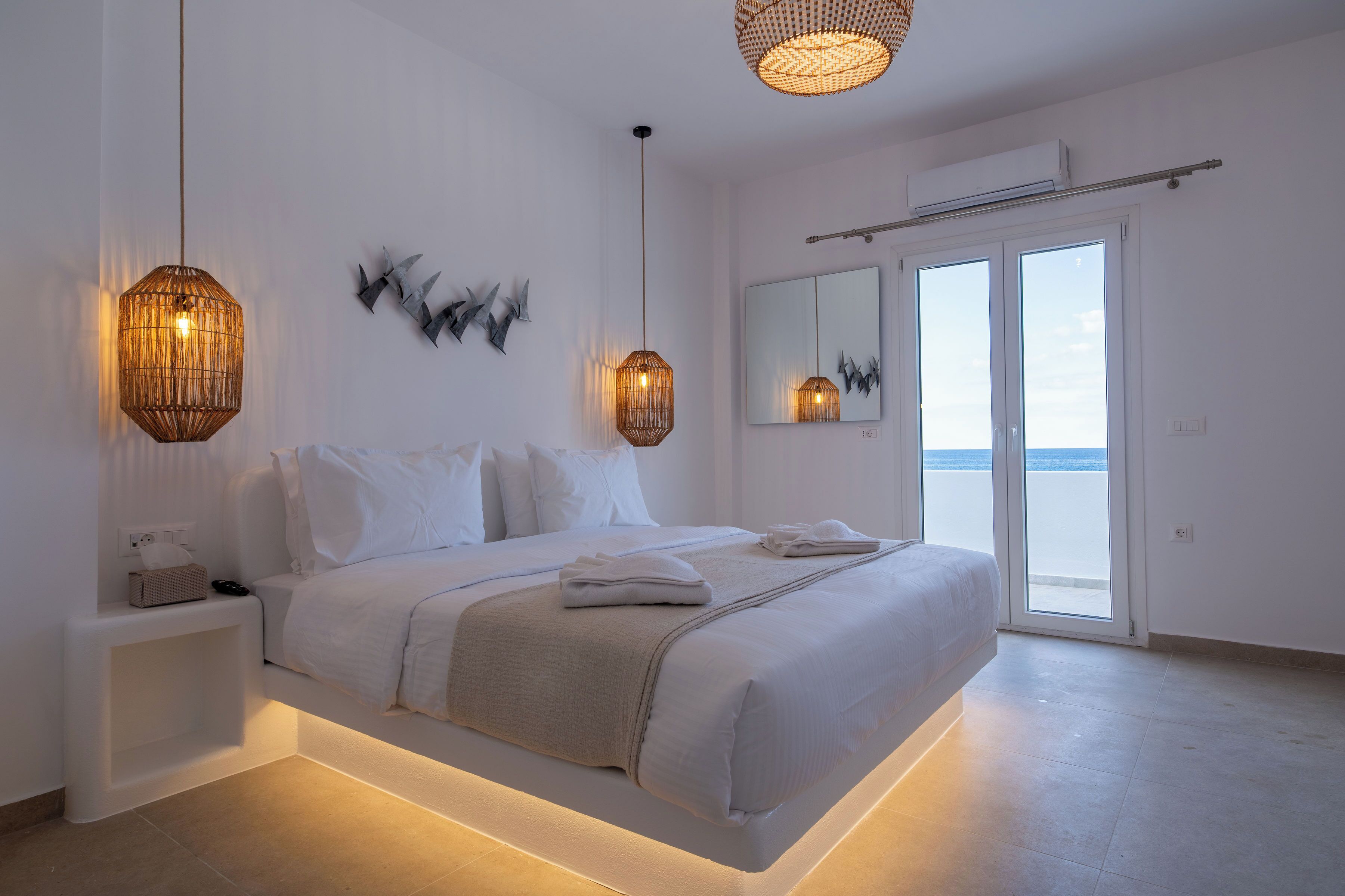 Premium bedding, laptop workspace, free cots/infant beds, free WiFi