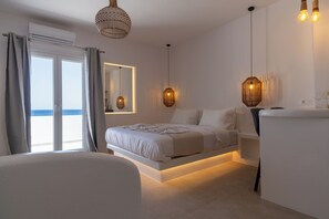 Ropa de cama de alta calidad y espacio para trabajar con laptop 