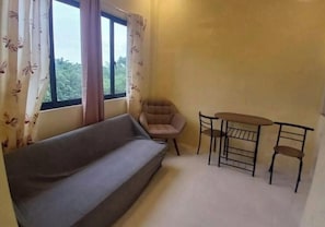 Living area - Comfort and convenience. Few minutes walk to white sand Alona Beach, Panglao (Panglao)