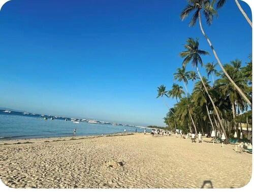 Comfort and convenience. Few minutes walk to white sand Alona Beach, Panglao