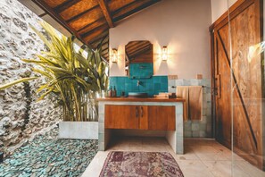 Bathroom - Deluxe Room with Pool Access (Uluwatu)