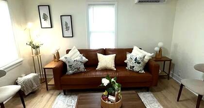 Modern Tiny Nook ~ 1 BD Walk to River + Fast Wi-Fi