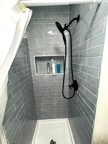 Modern Tiny Nook ~ 1 BD Walk to River + Fast Wi-Fi