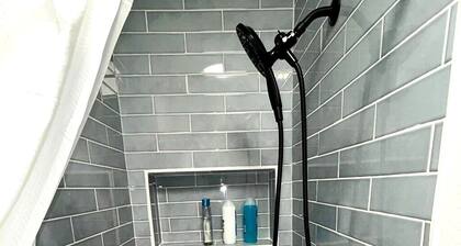 Modern Tiny Nook ~ 1 BD Walk to River + Fast Wi-Fi