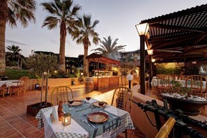 Outdoor dining - Anissa Beach and Village Hotel (Hersonissos)