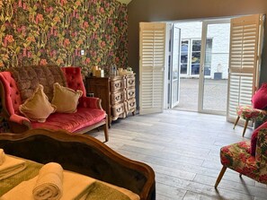 Individually decorated, individually furnished, iron/ironing board - The Old Post Office - B&B and Coffee Shop (Newcastle-upon-Tyne)