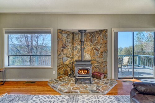 5 Bdr Yosemite Peaks Views, Vaulted Ceilings