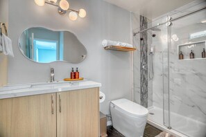 Shower, bidet - Modern Luxury Sierra Lodge 3BR, 3BA  Hotel Vibe (Groveland)