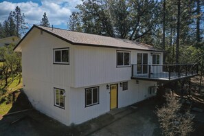 Exterior - Modern Luxury Sierra Lodge 3BR, 3BA  Hotel Vibe (Groveland)