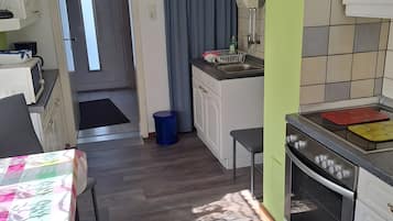 Frigorífico, microondas, horno y placa de cocina