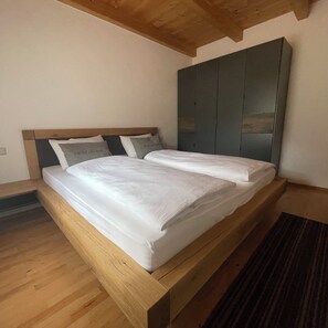 1 bedroom, bed sheets - Vacation apartment for 2 persons, 1 bedroom, balcony, 55 m² (Inzell)