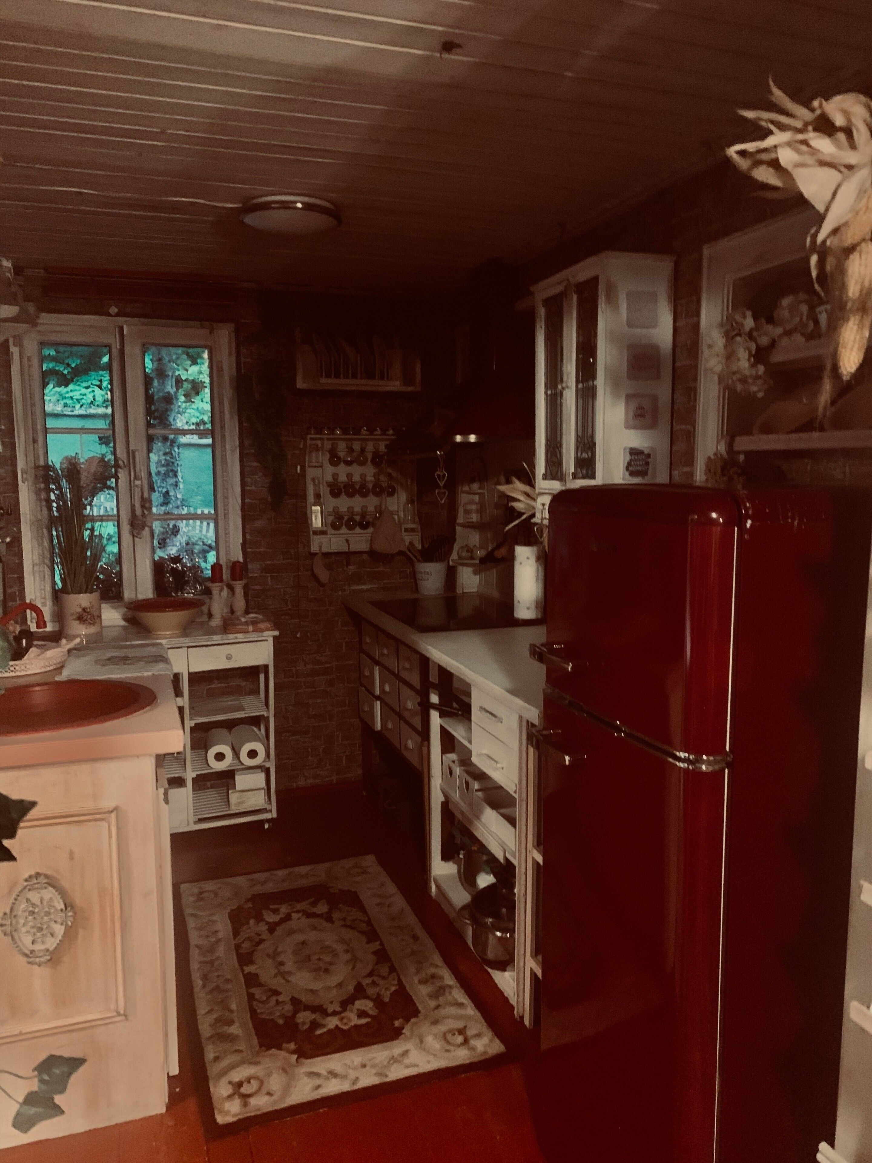 Een koelkast, een oven, een kookplaat, een koffiezetapparaat/waterkoker