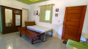 2 bedrooms, iron/ironing board, internet, bed sheets - "Real House", where the ocean meets the mountains (Real)