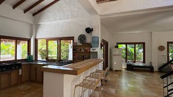 Fridge, microwave, oven, coffee/tea maker