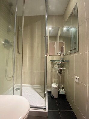 Haartrockner, Handtücher, Seife, Toilettenpapier