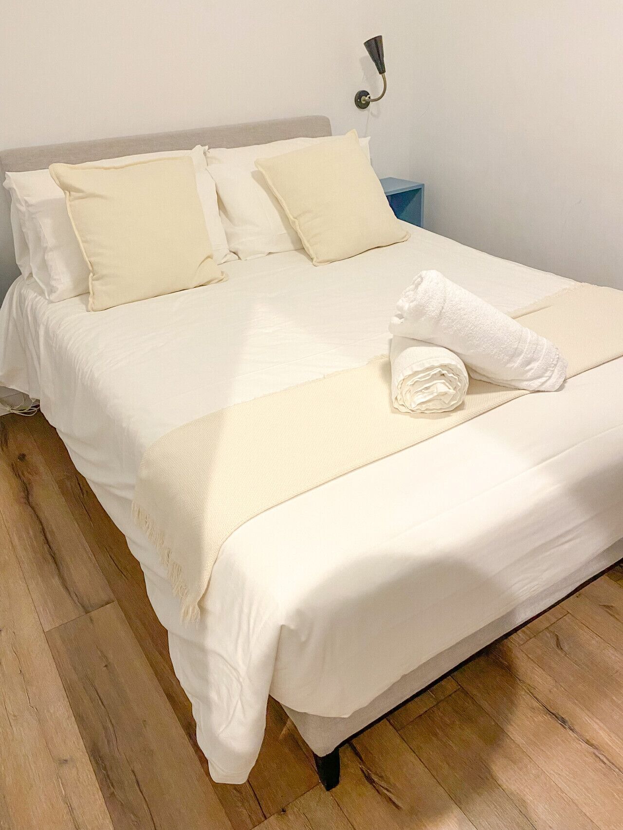 Travel crib, free WiFi, bed sheets